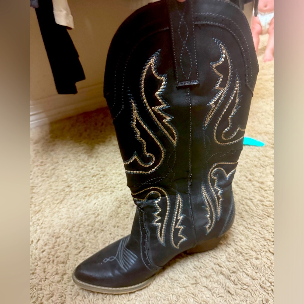 Cavenders boots size 8
